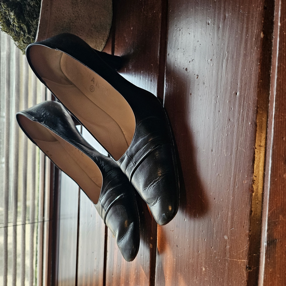 CHANEL Size 39 Black Women's Pumps